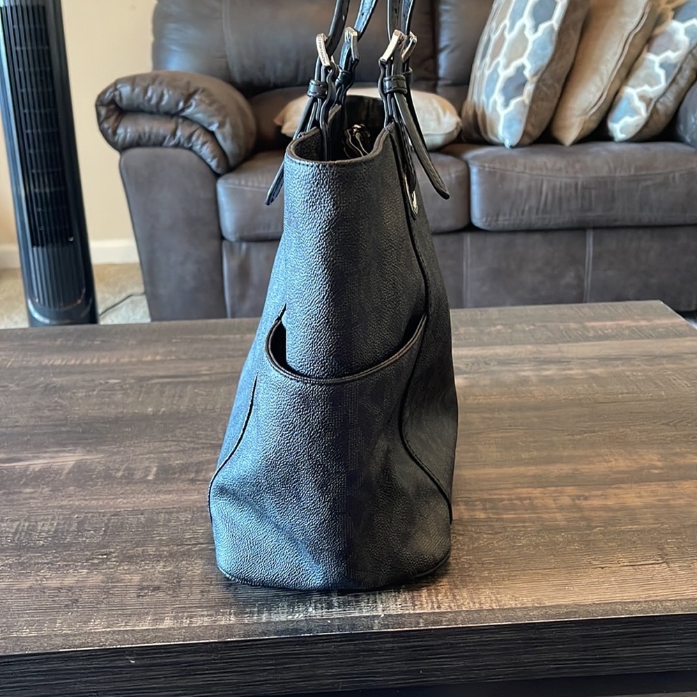 Micheal Kors purse , great condition , no scratches or holes.